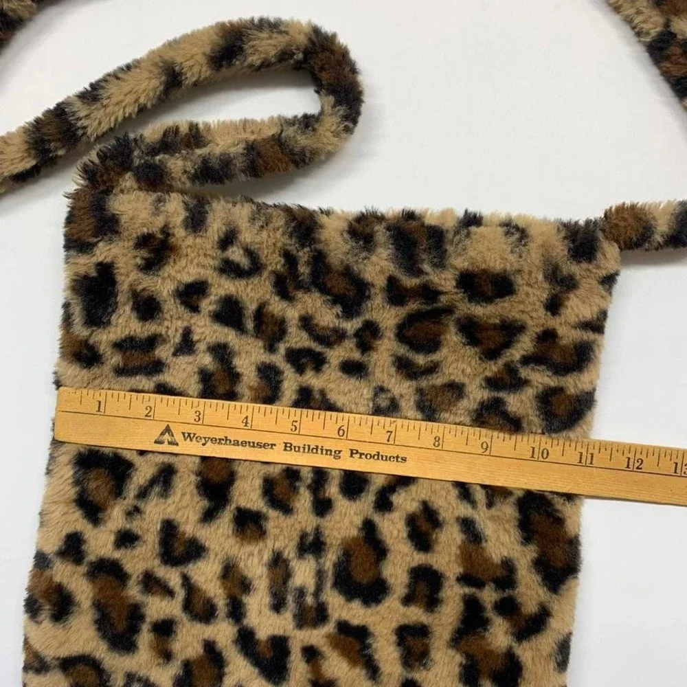 Cheetah Print Faux Fur Crossbody‎ Bag